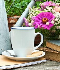 Kaffeetasse und Bücher