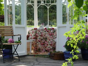 Den Sommer ganz einfach verlängern und auch im Frühling und Herbst im Garten sitzen. Ein Pavillon macht`s möglich.