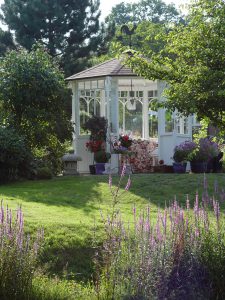 Das Tüpfelchen auf dem "i" ist solch ein WOGA Pavillon. Er macht den Garten noch schöner!